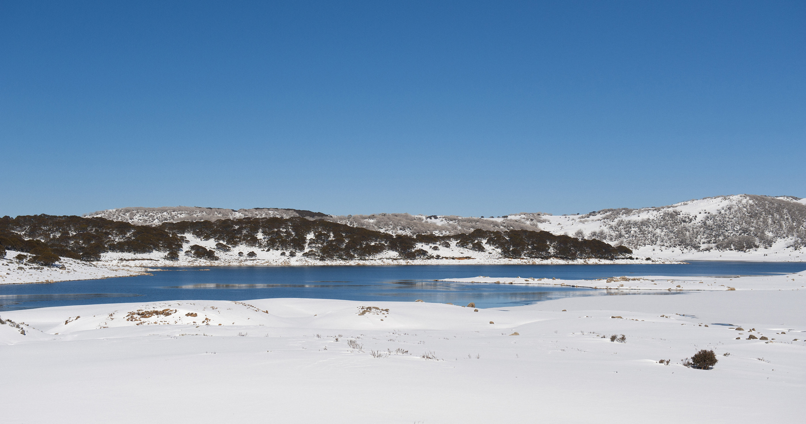 Falls Creek Rocky Valley dam covered in snow, on a beautiful winters day.